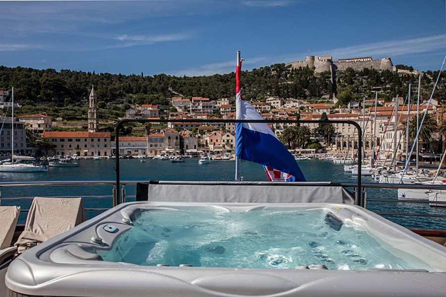 Inselhüpfen Kreuzfahrt ab Dubrovnik bis Split mit Deluxe Superior Yacht Desire*****